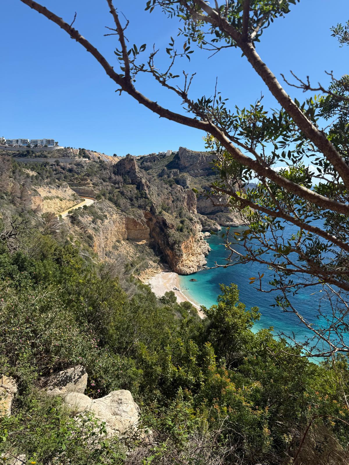Paisaje de senderismo en Alicante con vistas al mar